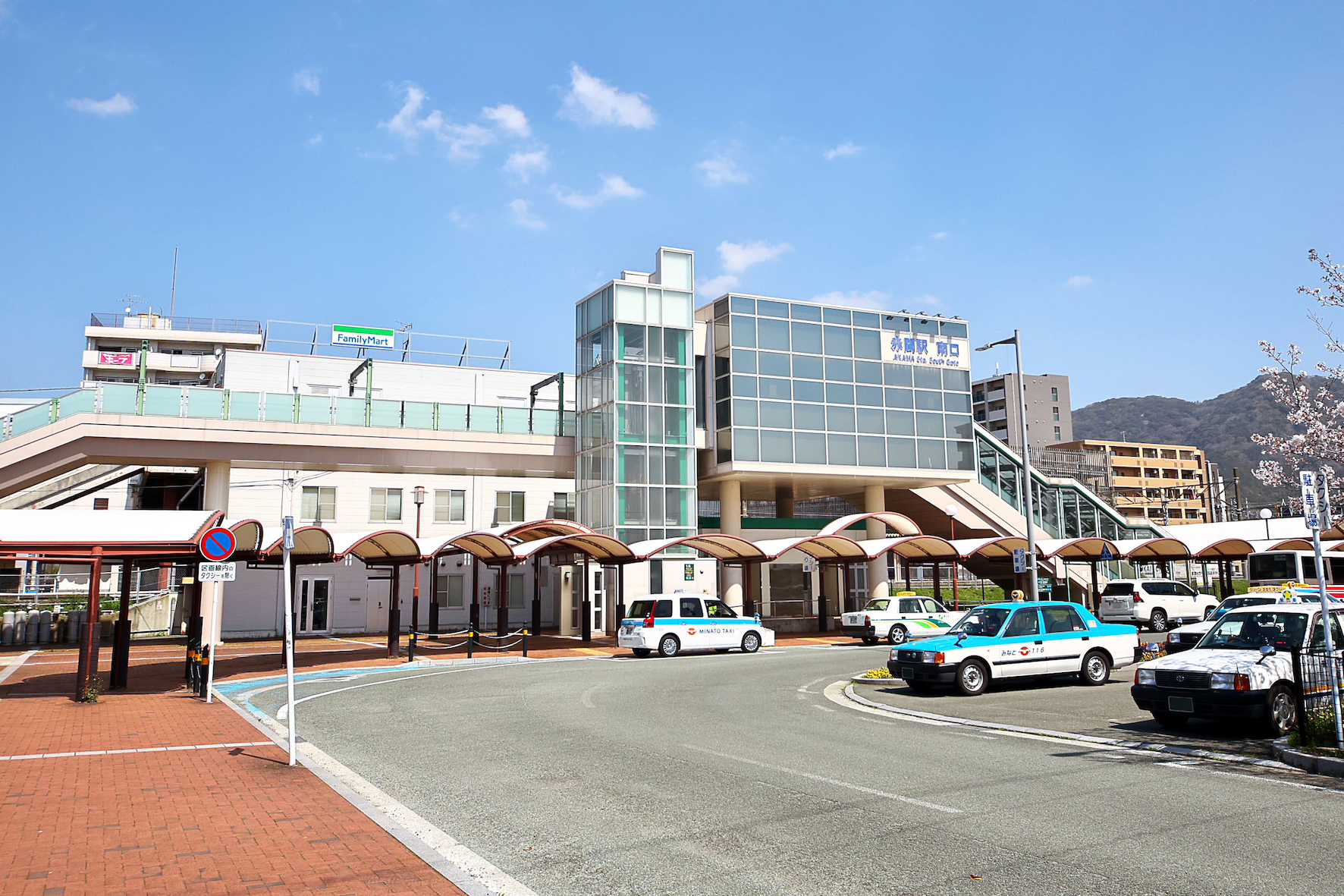 ＪＲ鹿児島本線「赤間」駅で2130ｍ。鹿児島本線 折尾・小倉方面（上り）[特急]、鹿児島本線 小倉・門司・門司港・下関方面（上り）[普通・快速]。鹿児島本線 博多方面（下り）[特急]、鹿児島本線 博多・久留米・大牟田方面（下り）[普通・快速]の路線があり、博多方面だと通勤、通学時間帯には1時間に普通、快速7本運行しており、45分ほどで到着します。小倉方面も同様です。