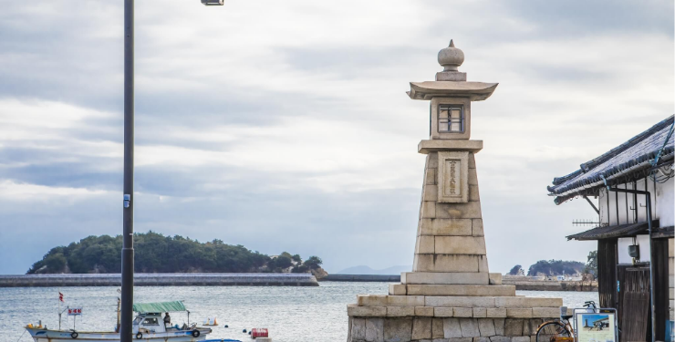 海の前にある灯篭が印象的な鞆の浦地区