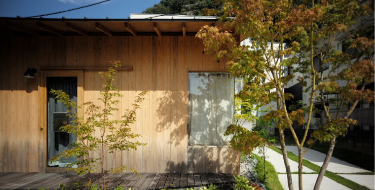 木に囲まれた小さな平屋