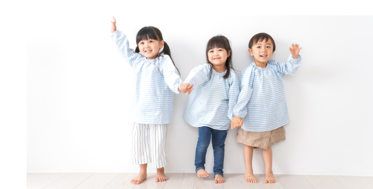 仲良く手をつなぐ子ども達