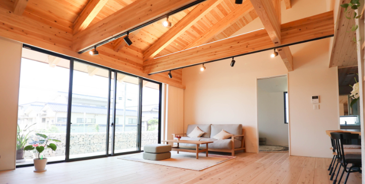 大きな窓が印象的な広々とした一戸建て