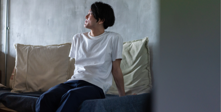 部屋で一人くつろぐ檀瀬
