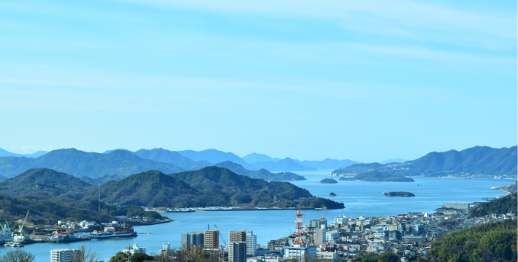 海、空、島と住宅街の風景