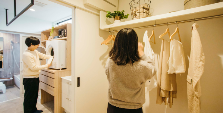 夫婦で一緒に洗濯をする様子
