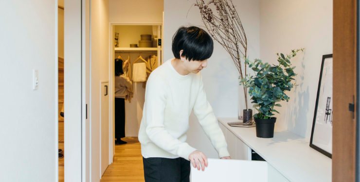 玄関にある収納を使う夫婦