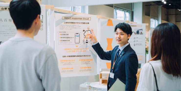 営業が二人に話す様子