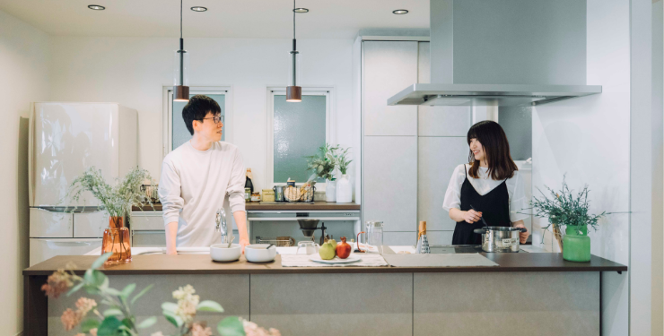キッチンで向かい合って話し合う夫婦