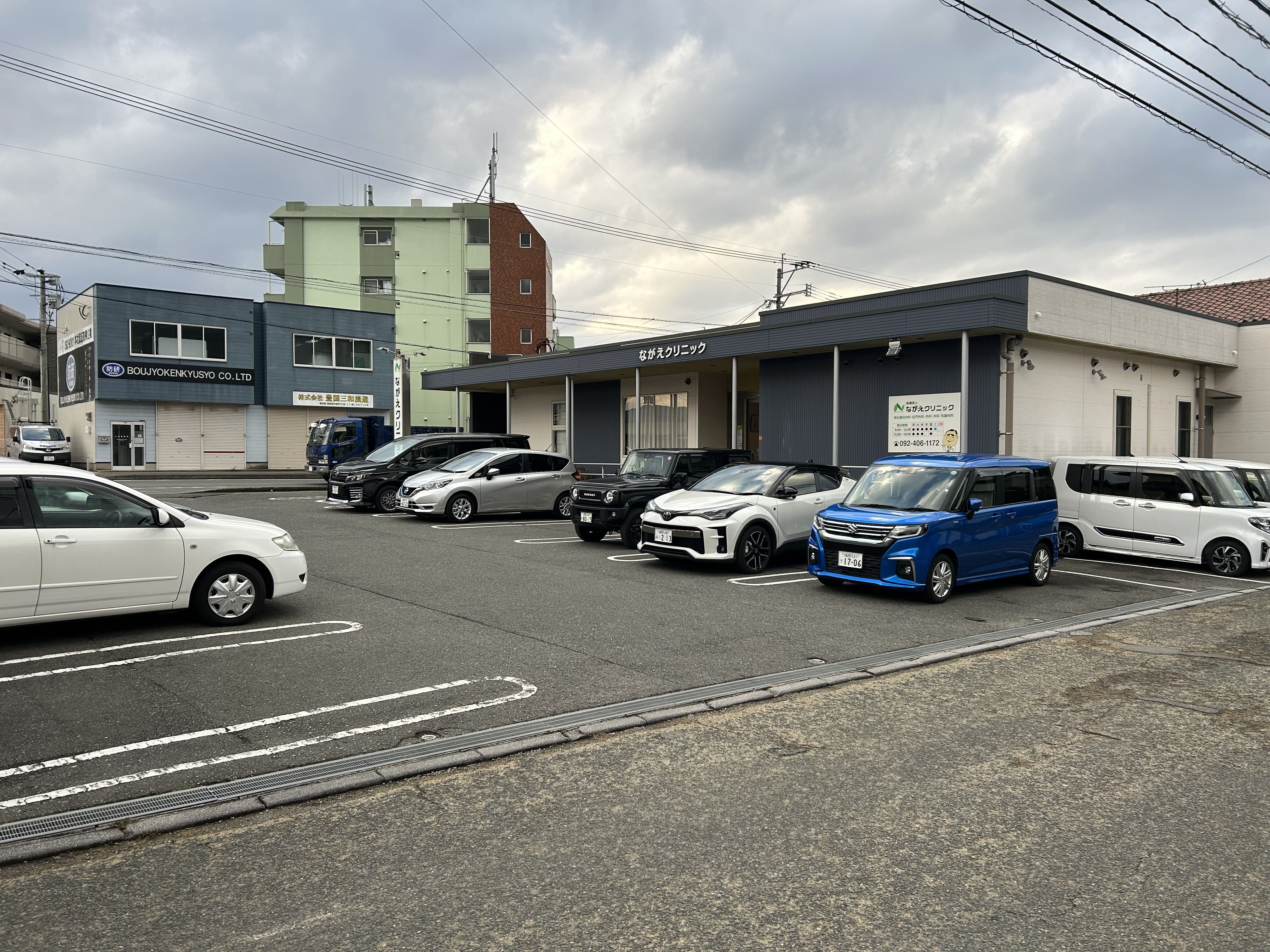 ながえクリニックまで550m徒歩6分、車3分。診療内容は、消化器科、肛門科、内科、外科、乳腺甲状腺科、リハビリテーション科となっています。営業時間は月・火・水・金曜日が9:00から12:00までと14:00から18:00まで。木・土曜日が9:00から12:00まで。休診日が木・土曜日の午後と日・祝日。駐車場は15台分を完備。