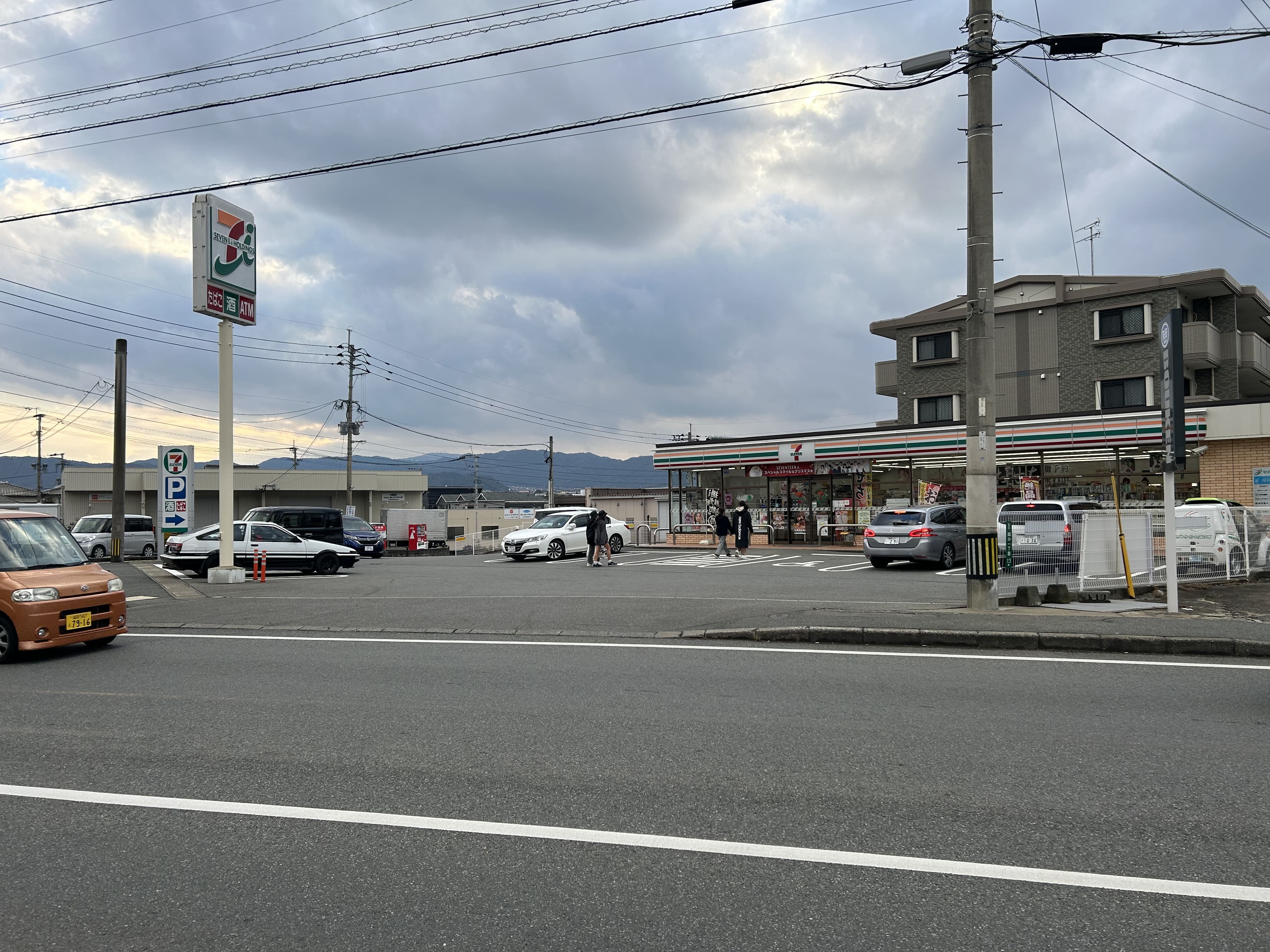セブンイレブン太宰府国分店まで550m徒歩7分、車3分。年中無休で24時間営業。お弁当屋パン、冷凍食品はもちろん、調味料や掃除グッズ、肌着類などの生活雑貨などを取り揃えています。