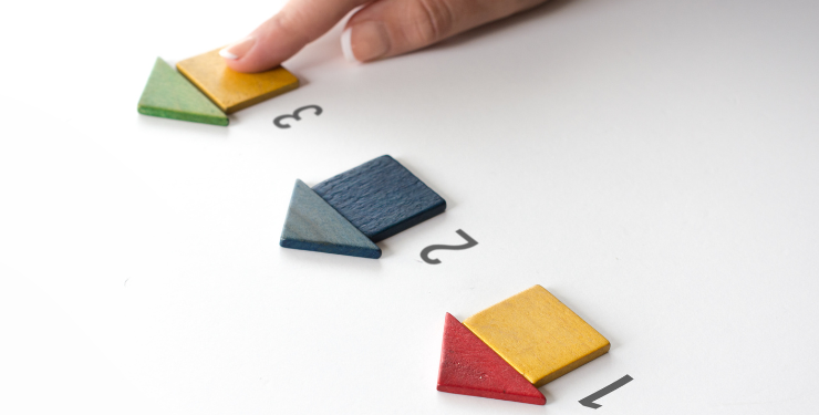 3つの家の中から3番目を選んでいる様子