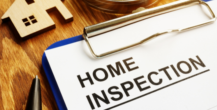 HOME INSPECTIONと書かれた紙がバインダーに挟まっている