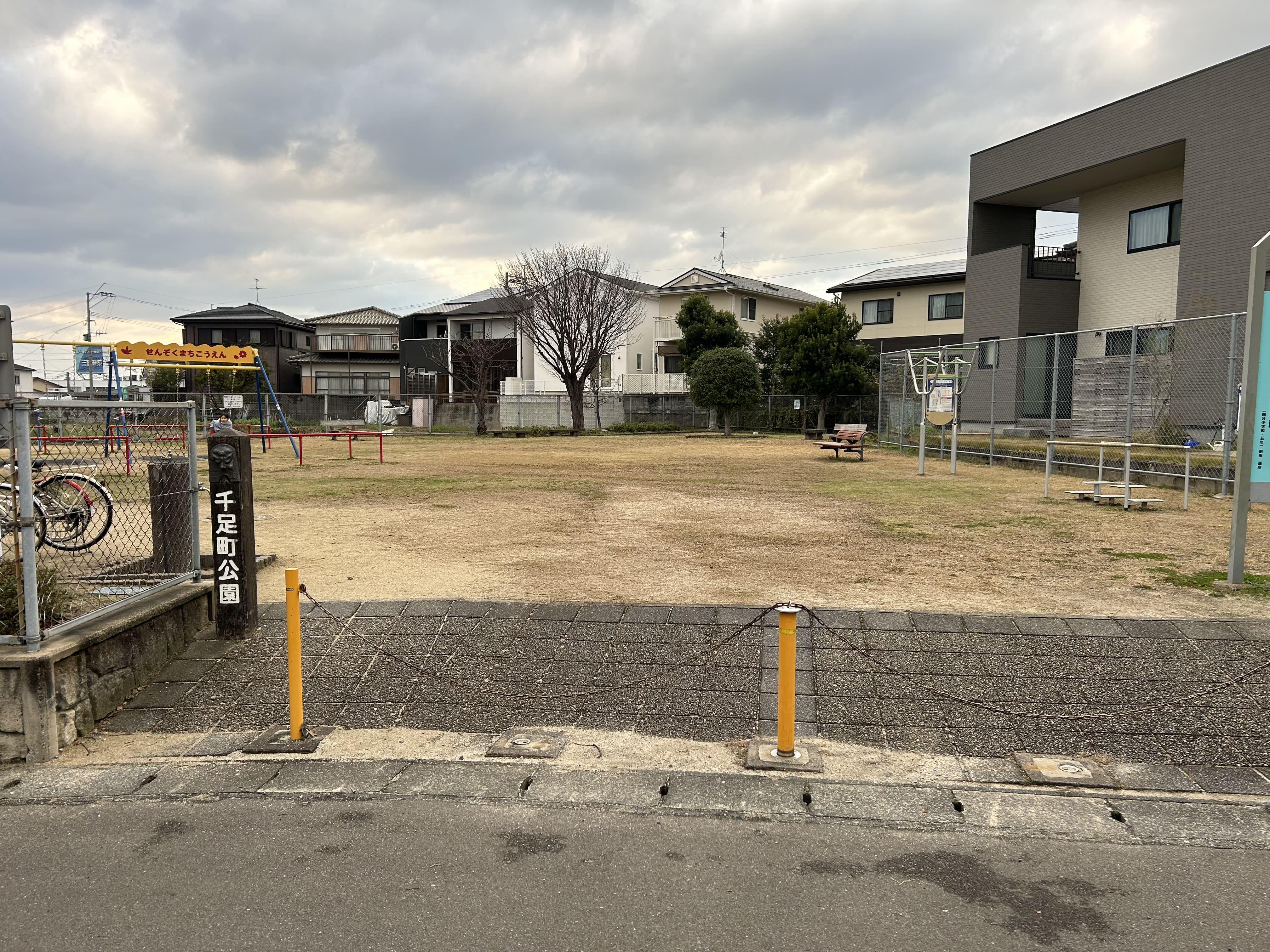 千足町公園350m徒歩5分、車2分。都府楼前駅から約700m程度で着きます。住宅街にある静かな公園で、ブランコや滑り台、鉄棒などの遊具があります。