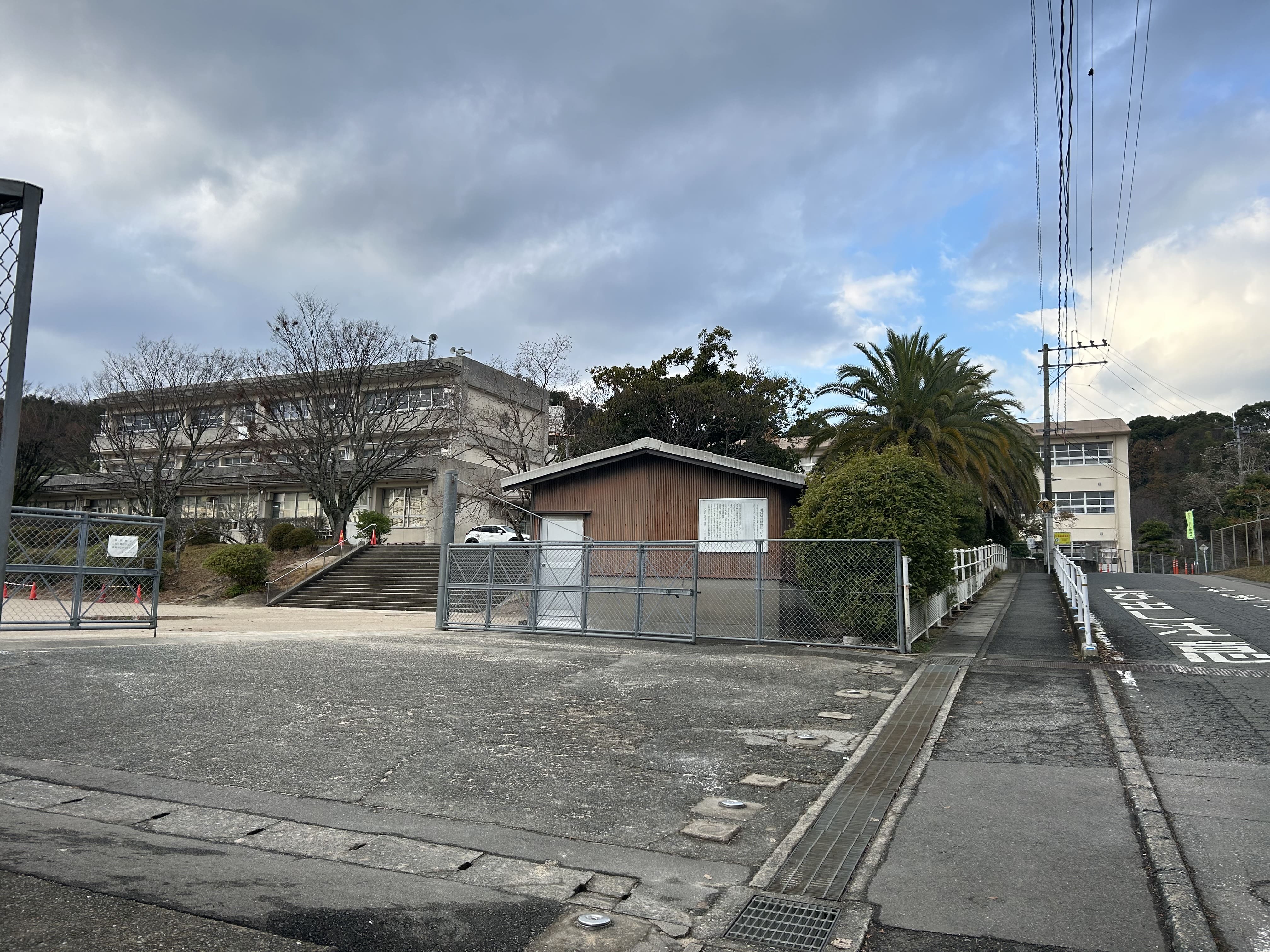 国分小学校まで550m徒歩9分。昭和57年に設立。学校周辺には数か所の史跡が点在しています。歴史関連品の展示や体験施設として、校区の東側に【文化ふれあい館】が設置されており、多くの市民に活用されています。