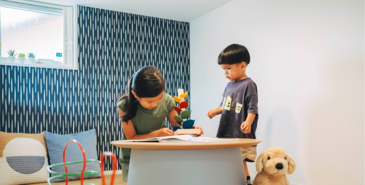 小さな部屋で遊ぶ子ども