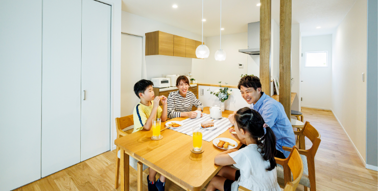 ダイニングで笑顔で団らんする家族