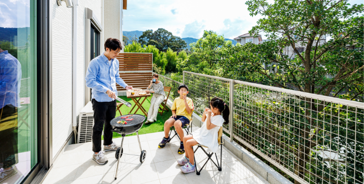 テラスでバーベキューをする親子