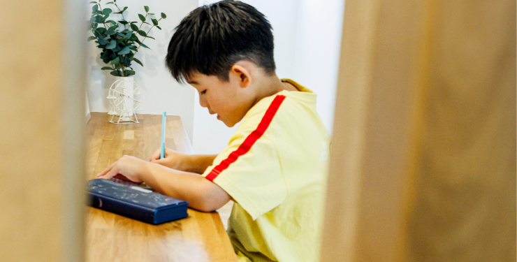 机で勉強をする子ども