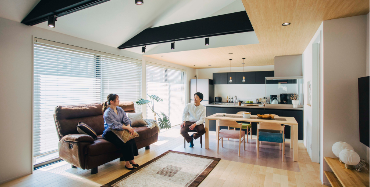平屋住宅のリビングで会話をする夫婦