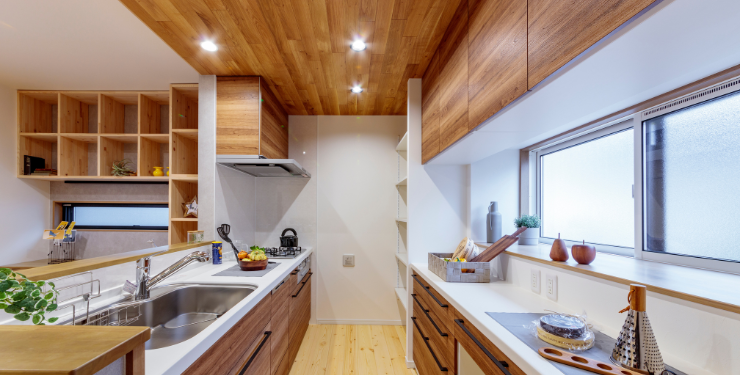 無垢材を使用した天井が特徴の広いキッチン