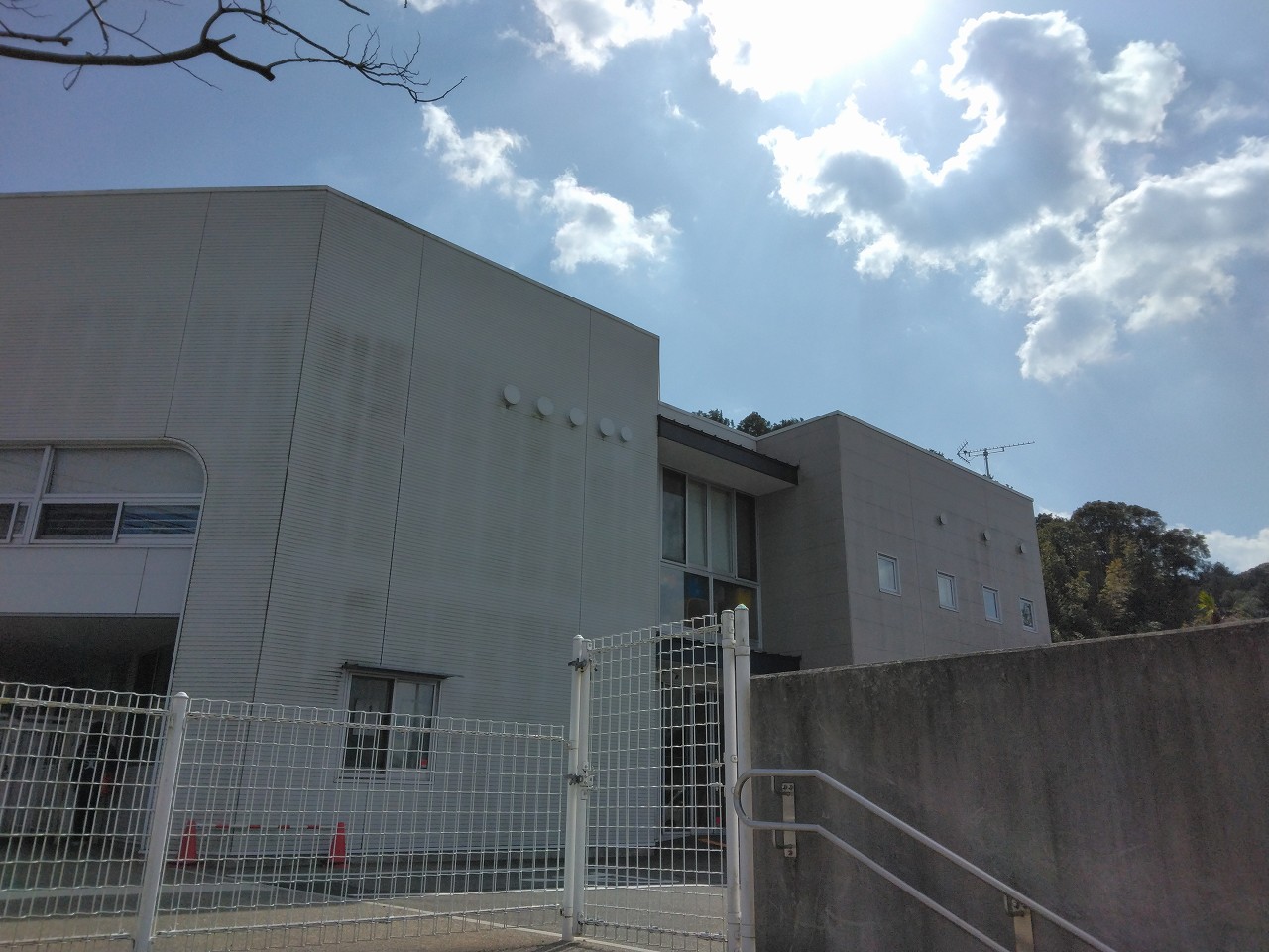 南ヶ丘保育園まで700m徒歩10分、車で2分。0歳から5歳までのお子様を対象に入園を受け付けています。食育を大切にしている保育園で、食材や調味料は有機栽培、無農薬、減農薬、無添加の中から選んでいます。また、梅干し作りや味噌作り、ゆず蜜作りなど季節ごとに応じた活動に参加することができます。