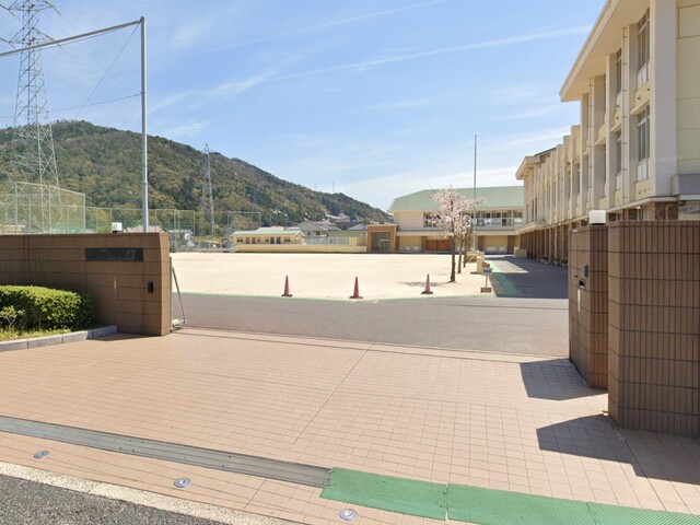 930ｍ（徒歩12分）。徒歩12分程度で通学に大変便利な距離です。2007年開校で比較的新しく、太田川・古川が近くに流れる住宅地に位置します。