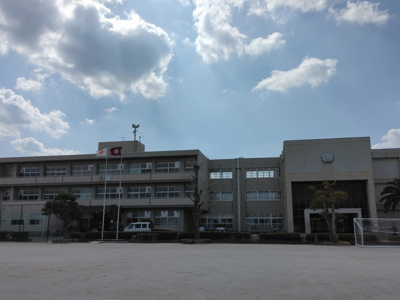月の浦小学校まで950m徒歩13分。昭和55年に設立。部活動にも力を入れていて、ソフトボール部は筑前地区区中体大会出場、女子ソフトテニス部は福岡県新人大会に出場を果たしました。