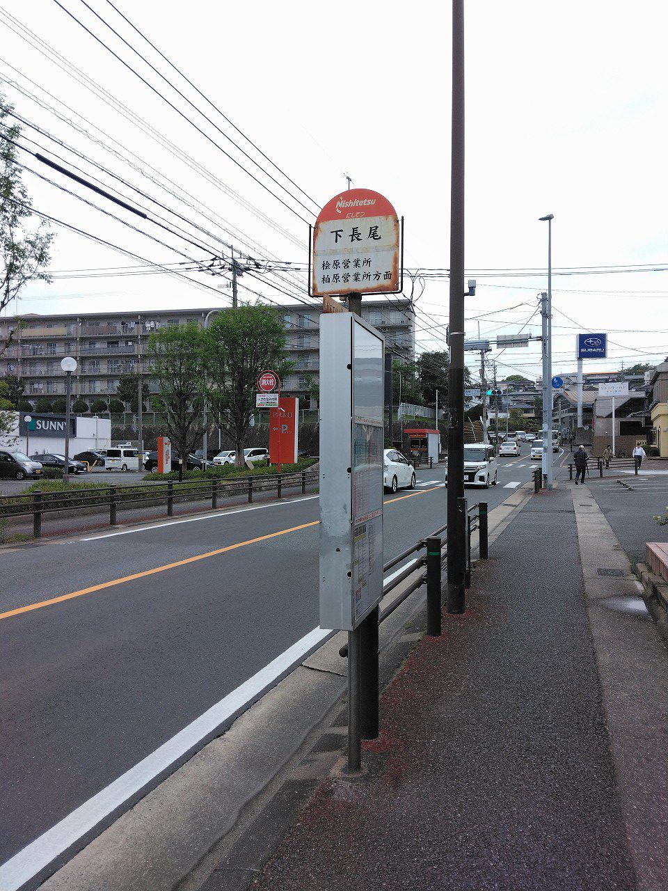 西鉄バス「下長尾」まで240m。小笹・赤坂・桜坂経由がメインの路線です。朝の通勤時間帯の7時台は博多駅へ9本・天神に2本運航しています。停車バス停の少ない快速も利用できる路線で、7時台は博多駅へ2本、天神へ6本出ており。快速で博多駅まで約40分、天神へは約25分です。