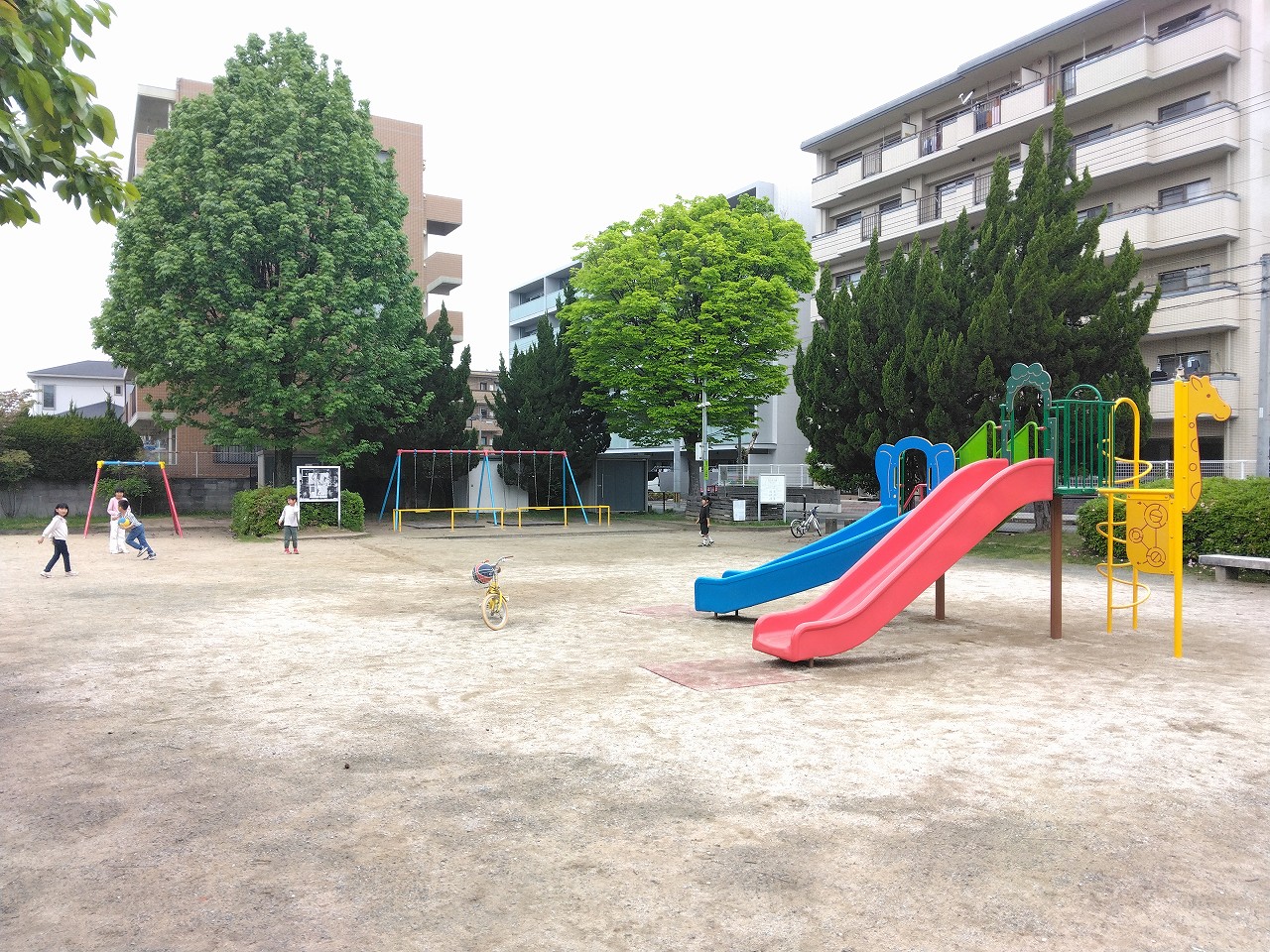 長尾西公園まで150m。マンションや一軒家に囲まれた住宅街の一角に位置する大きめの公園です。ブランコや滑り台、砂場もあるので、小さなお子様とのお散歩コースから、小学生の遊び場としても重宝しそうですね。