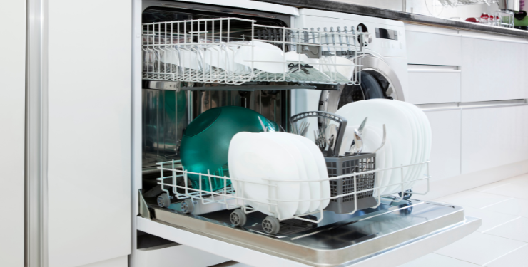 お皿や調理器具が詰まっている食洗機