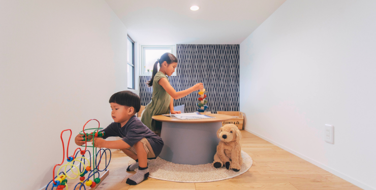 ロフトで女の子と男の子がおもちゃで遊んでいる