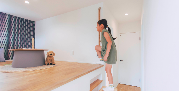 ロフトに向かおうと階段を昇る女の子