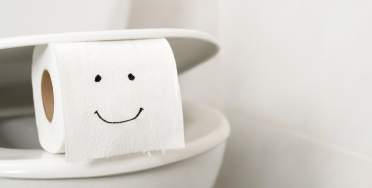 洋式トイレに挟まれている、似顔絵が描かれたトイレットペーパー