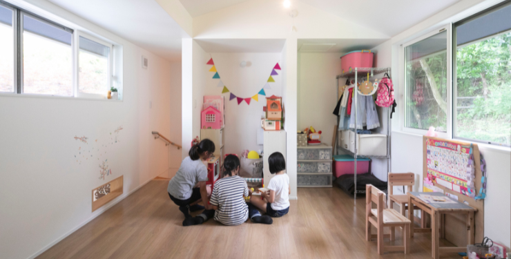 広い子ども部屋で3姉妹が集まって遊んでいる様子