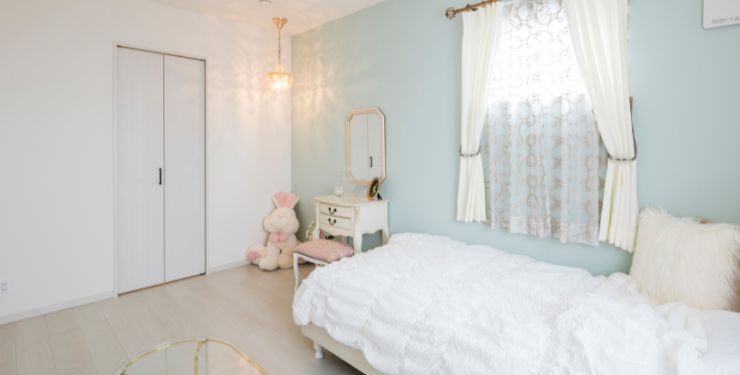 大きなベッドが特徴的なおしゃれでかわいい女の子の子ども部屋