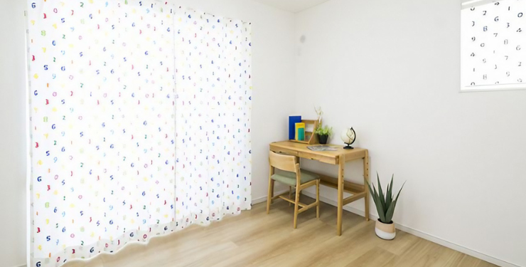 おしゃれなカーテン柄が特徴の子ども部屋