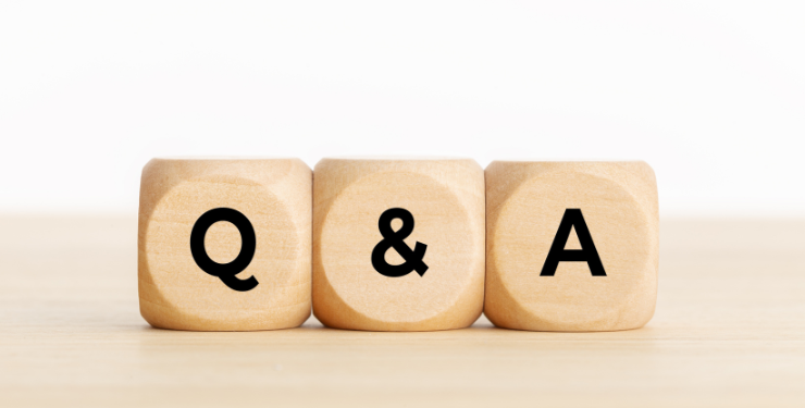 Q＆Aの木製ブロックが並んでいる