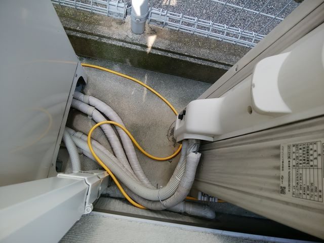 エコキュートのタンクとヒートポンプユニットが配管で繋がれている