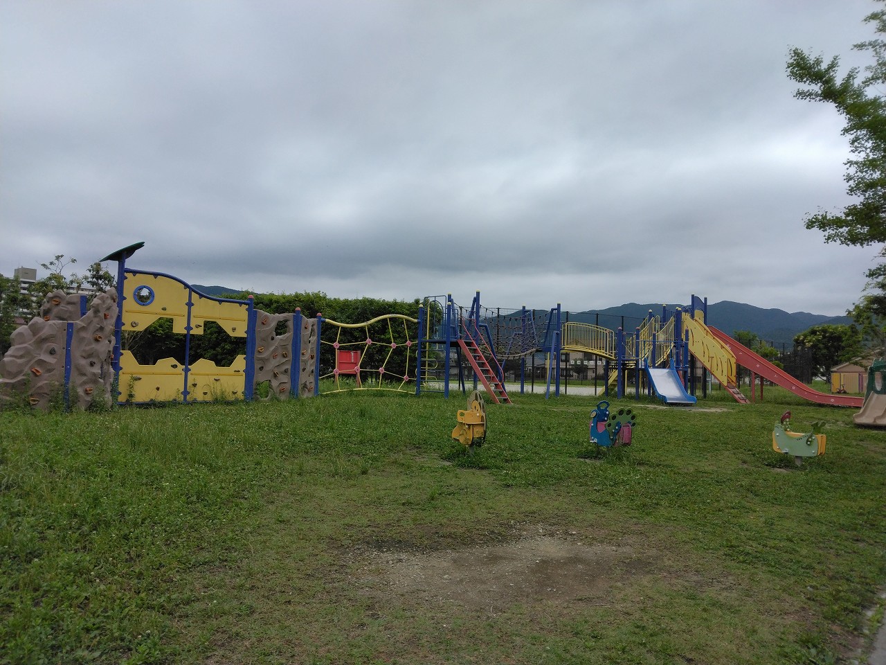 田村中央公園まで350m徒歩5分。 滑り台やボルダリングといった遊具が充実しています。遊具の下には芝生が敷かれており、安全性を考慮した設計となっています。また、広めのグラウンドも併設されています。