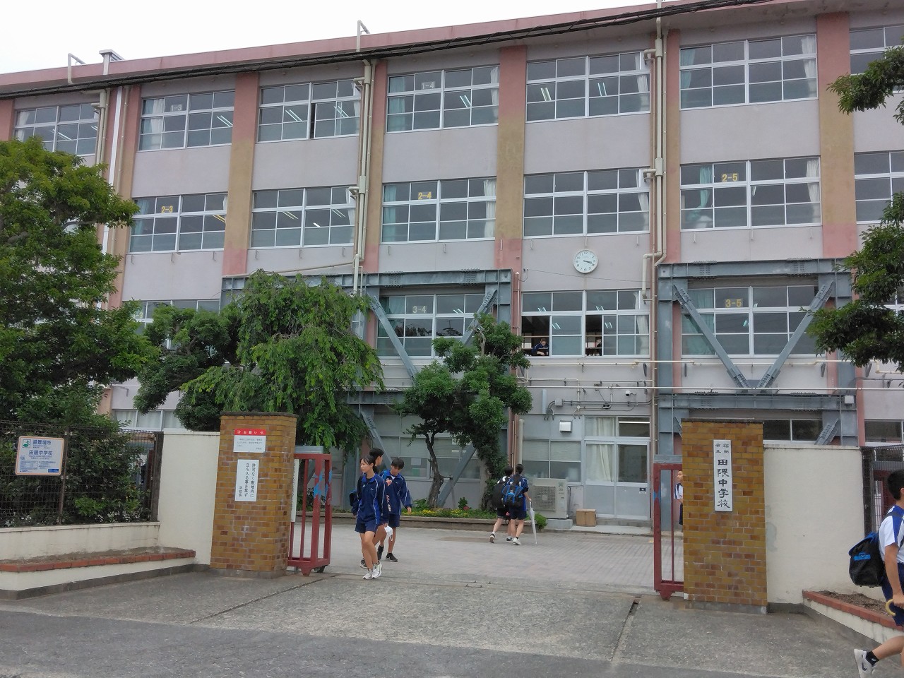 田隈中学校まで750m徒歩10分。車3分。学校教育目標は【自立・尊重・行動】。部活動に関しては、13種類の運動部と4種類の文化部に分かれています。
