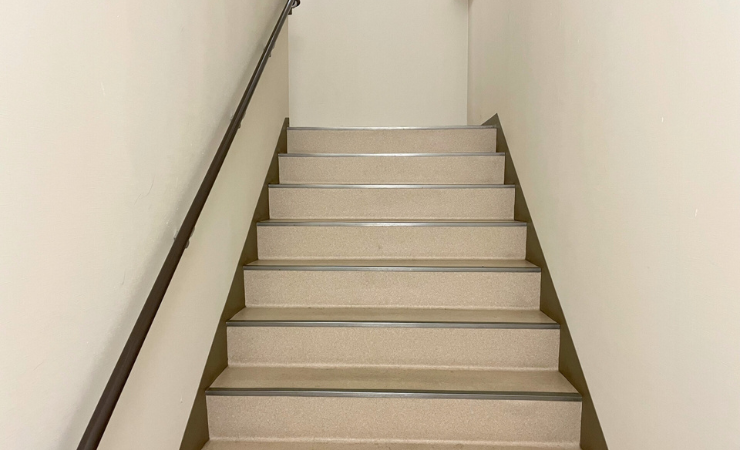 手すりがついている直階段