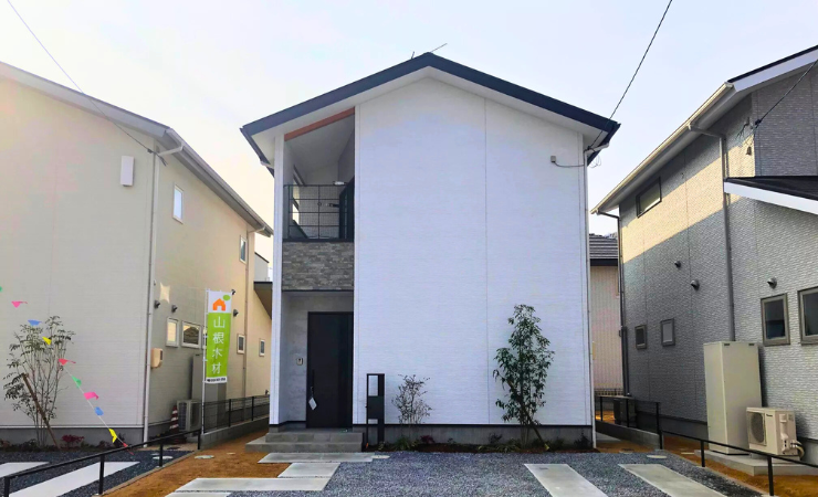 白い外壁が特徴的な分譲住宅の外観