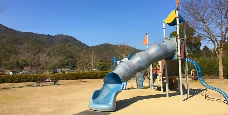 深原地区公園の滑り台