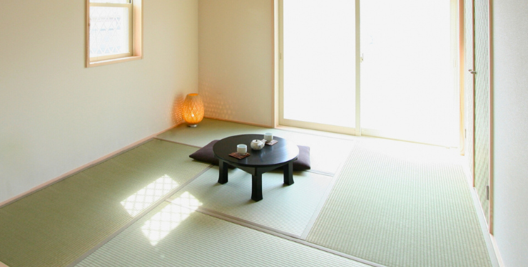 明るい日差しが入り込む畳の和室