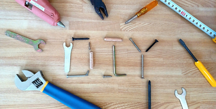 工具でDIYの文字を作り、周りに工具がおいてある