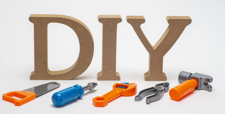 DIYのパネルの周りにリフォーム工具が置かれている
