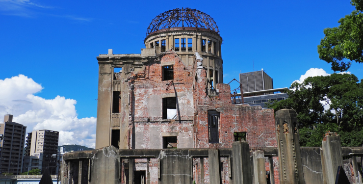 青空にそびえる原爆ドーム
