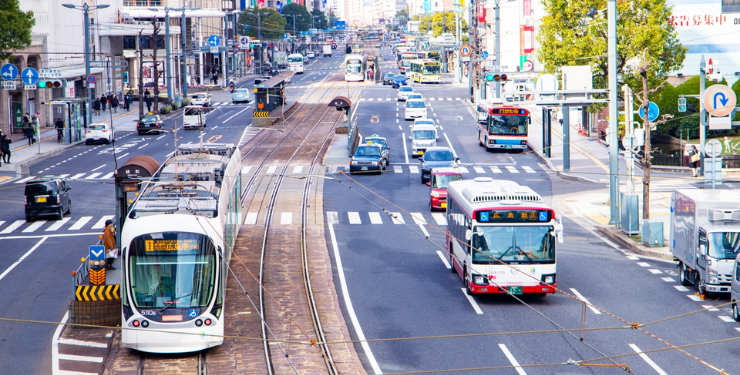 広島の街並みを広島電鉄が走っている