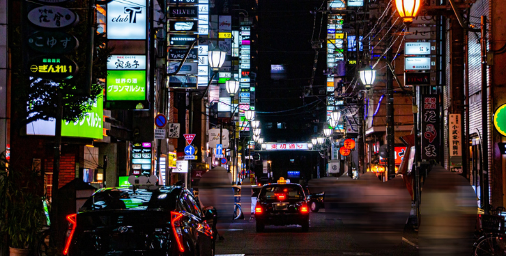 広島の流川の夜の街並み