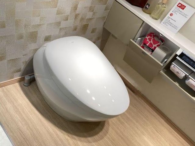 たまご型のお洒落トイレ（TOTOのショールーム）