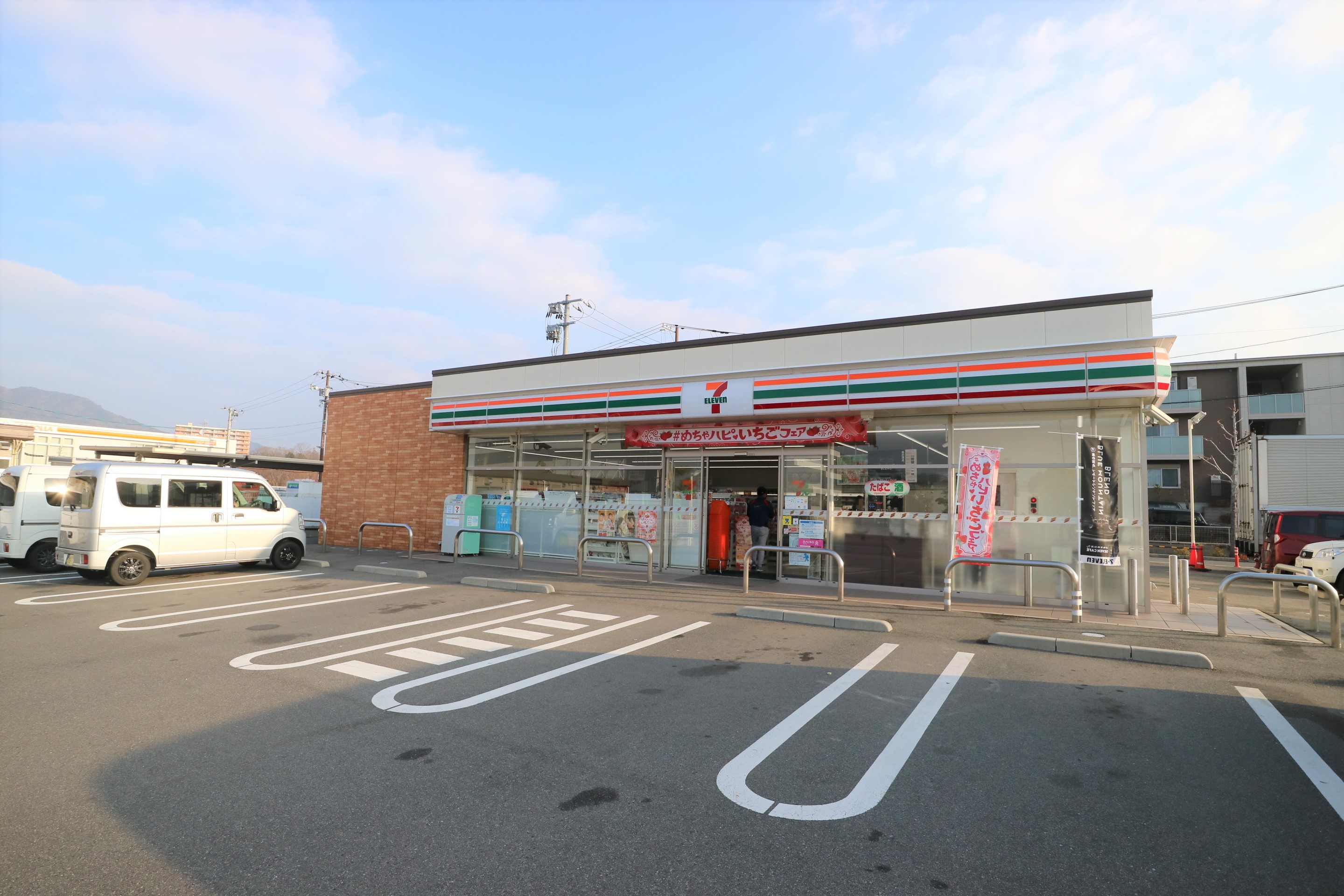 コンビニ　セブンイレブン広島セントラルシティ店へ748m（徒歩10分）
